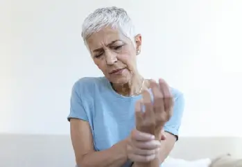 Kemik Erimesi Osteoporoz Neden Olur? Kemik Erimesi Belirtileri Nelerdir?
